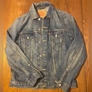 LEVI’S men’s jean jacket in stonewash. Size Large
